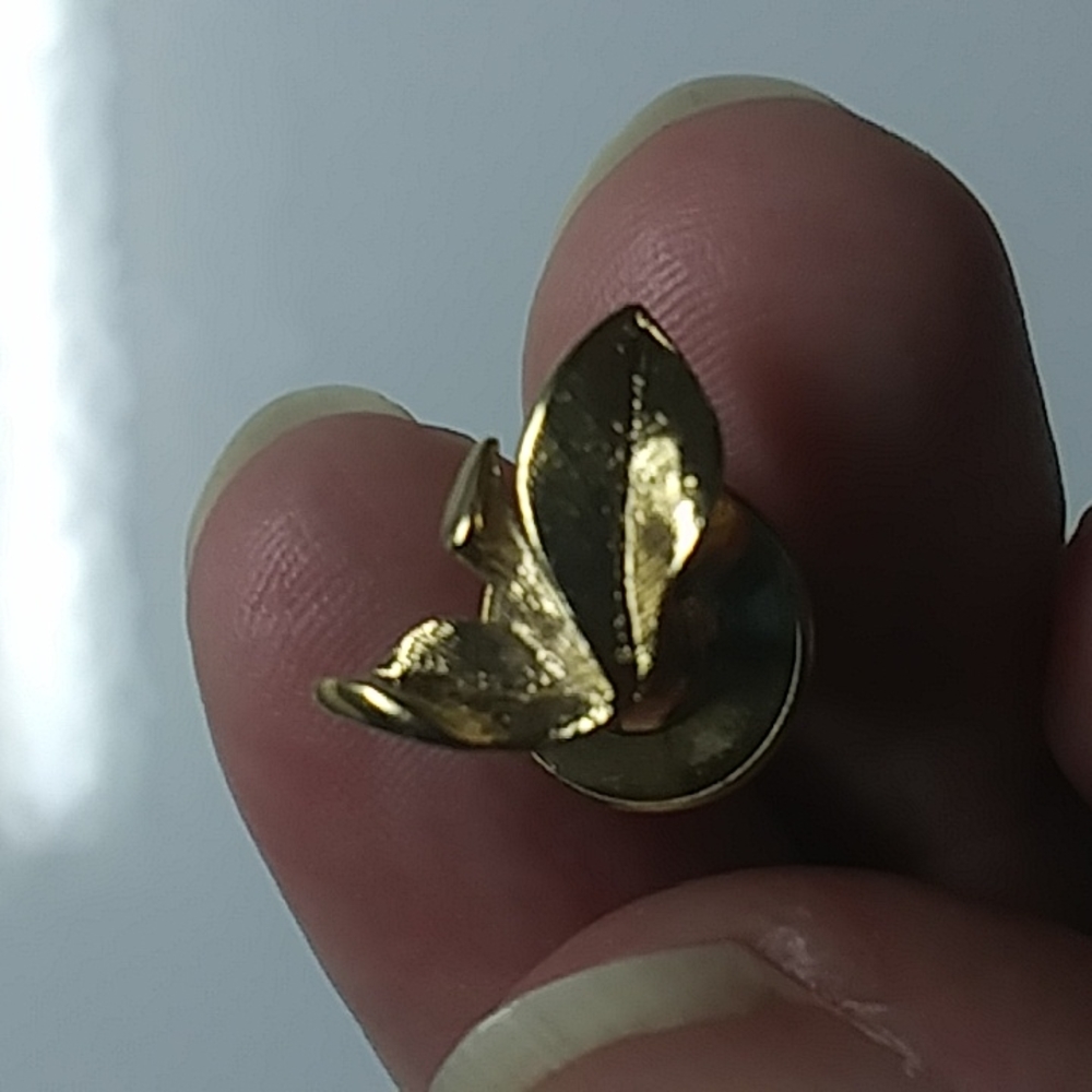 Avon gold plated leaf and stem pin